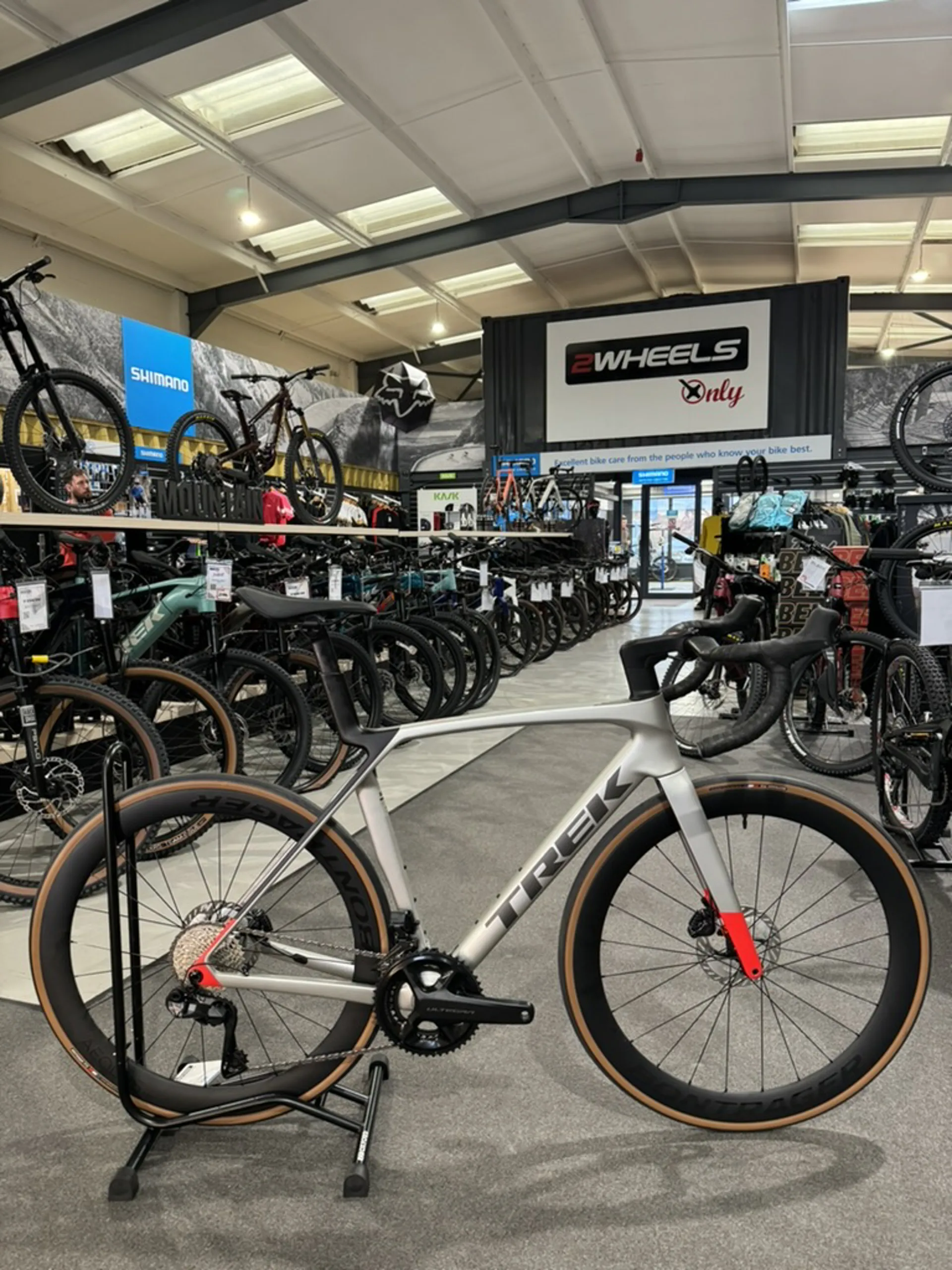 2025 Trek Madone SL 7 Gen 8 - Lunar Silver