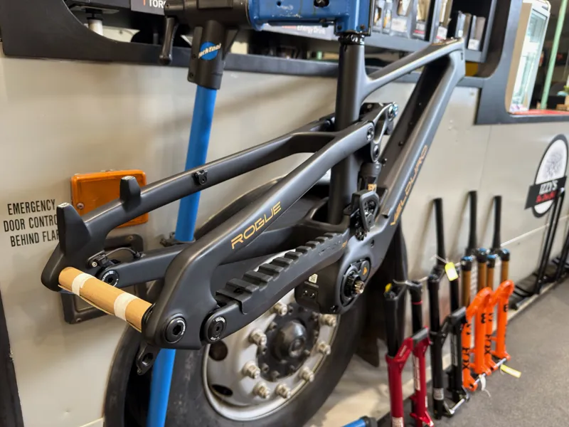 Velduro Rogue Frame inc Shock-1