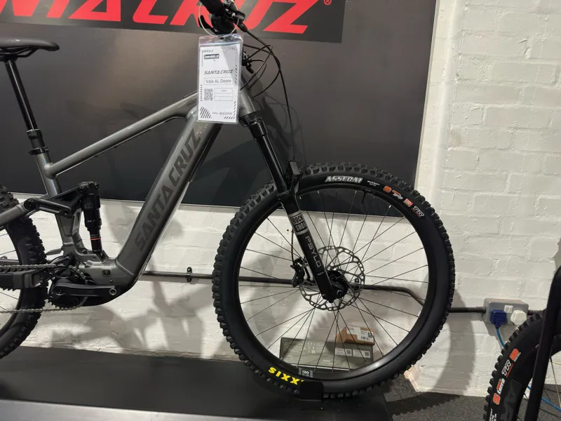 Santa Cruz 2026 Vala AL Deore - Gloss Grey-2