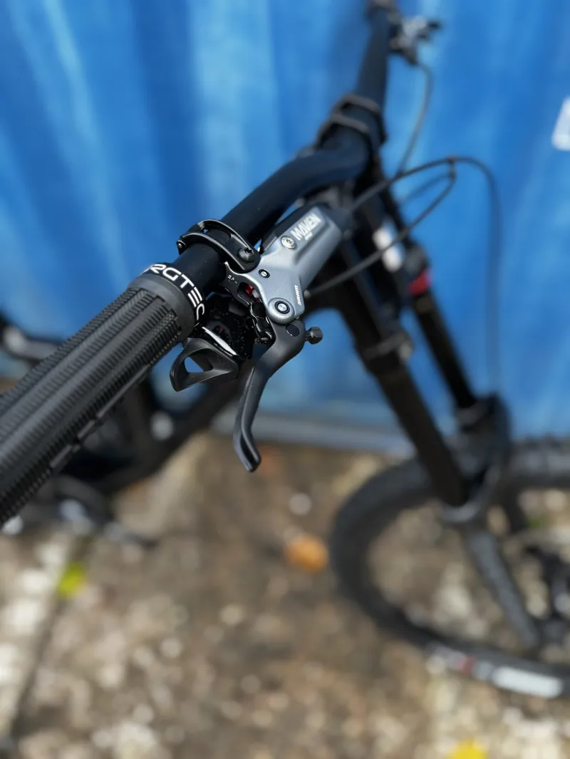 Santa Cruz V10 CC S MX Black Sparkle-12