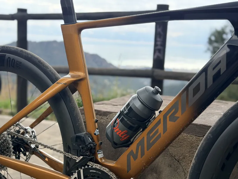 Merida Reacto 10K Road Bike in Black/Mineral Gold Grey-6